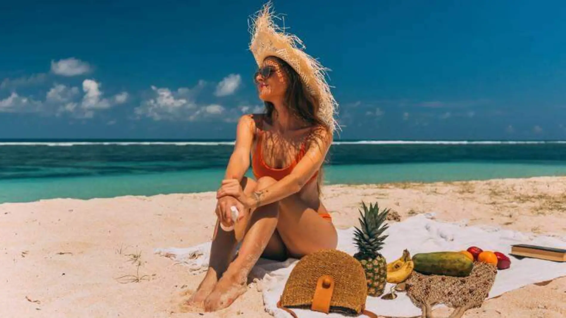 mujer en la playa vacacionando